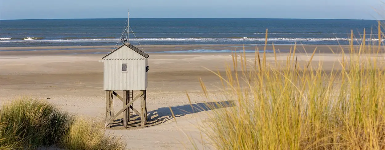 Het drenkelingenhuisje op het strand van Terschelling, omringd door helmgras